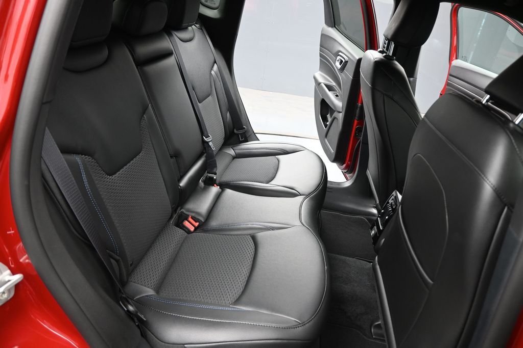 New 2026 Red Hot Pearlcoat Jeep Latitude image 10