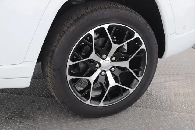 Used 2025 White/off-white Jeep Summit Reserve image 14