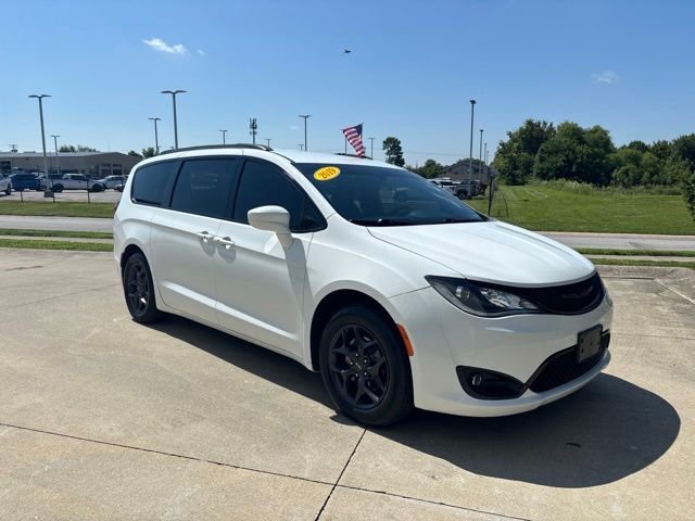 Used 2019 Bright White Clearcoat Chrysler Touring L image 32