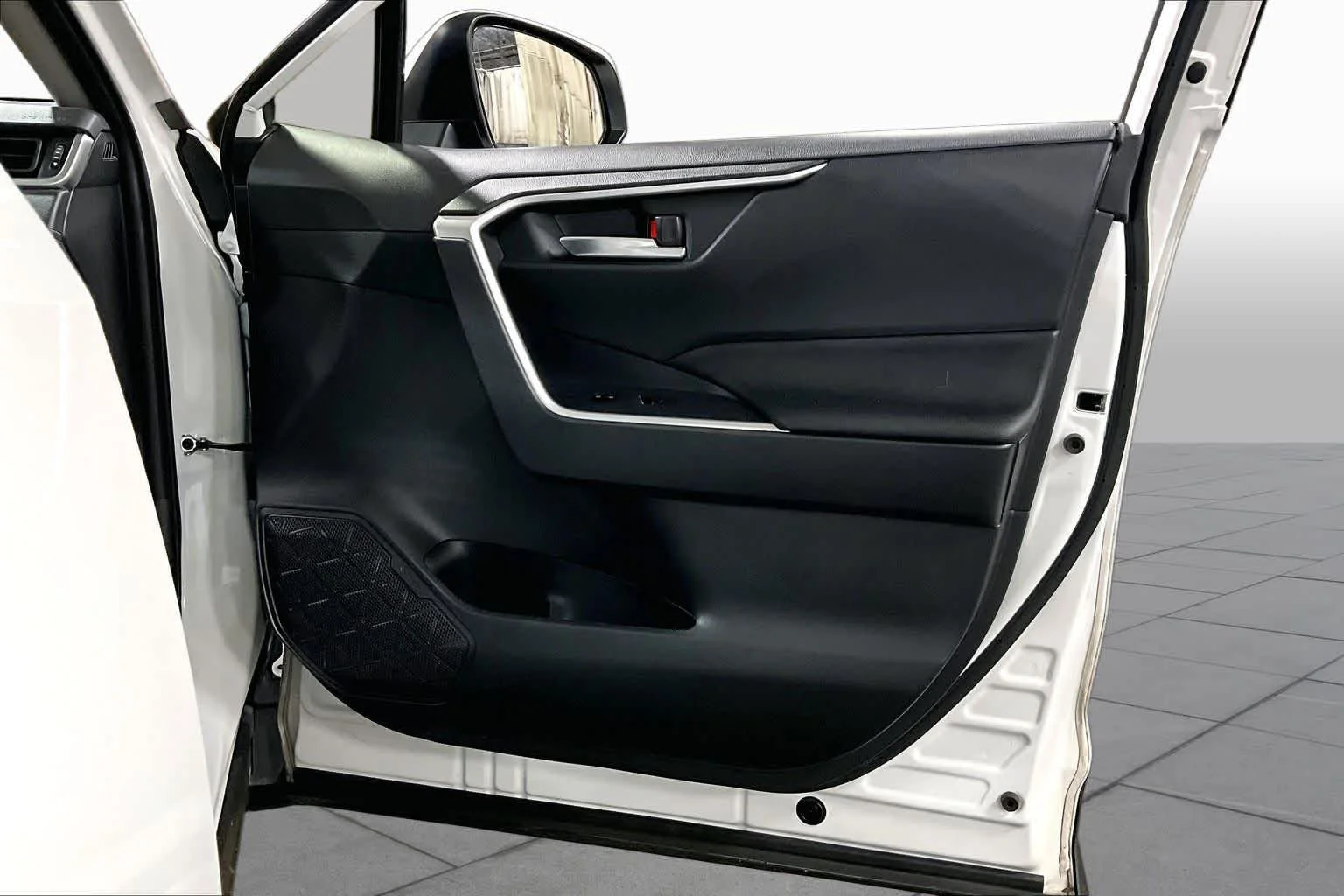 Used 2025 Ice Cap Toyota Hybrid XLE image 23