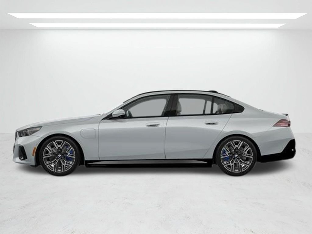 New 2027 Gray Metallic BMW 550e xDrive image 4