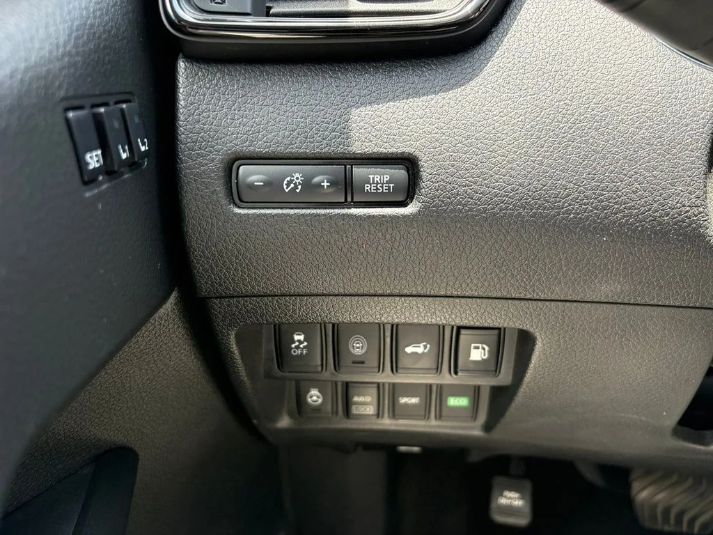 Used 2018 Silver Nissan SL image 31