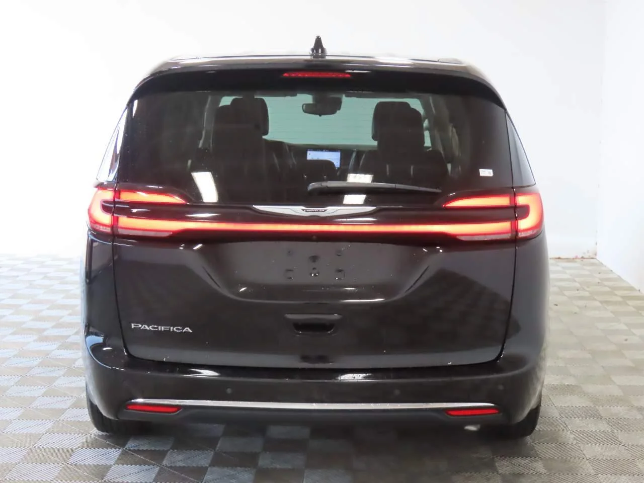 Used 2024  Chrysler Touring L image 4