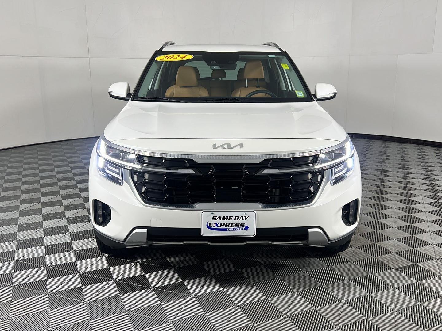 Used 2024 Snow White Pearl Kia SX image 24