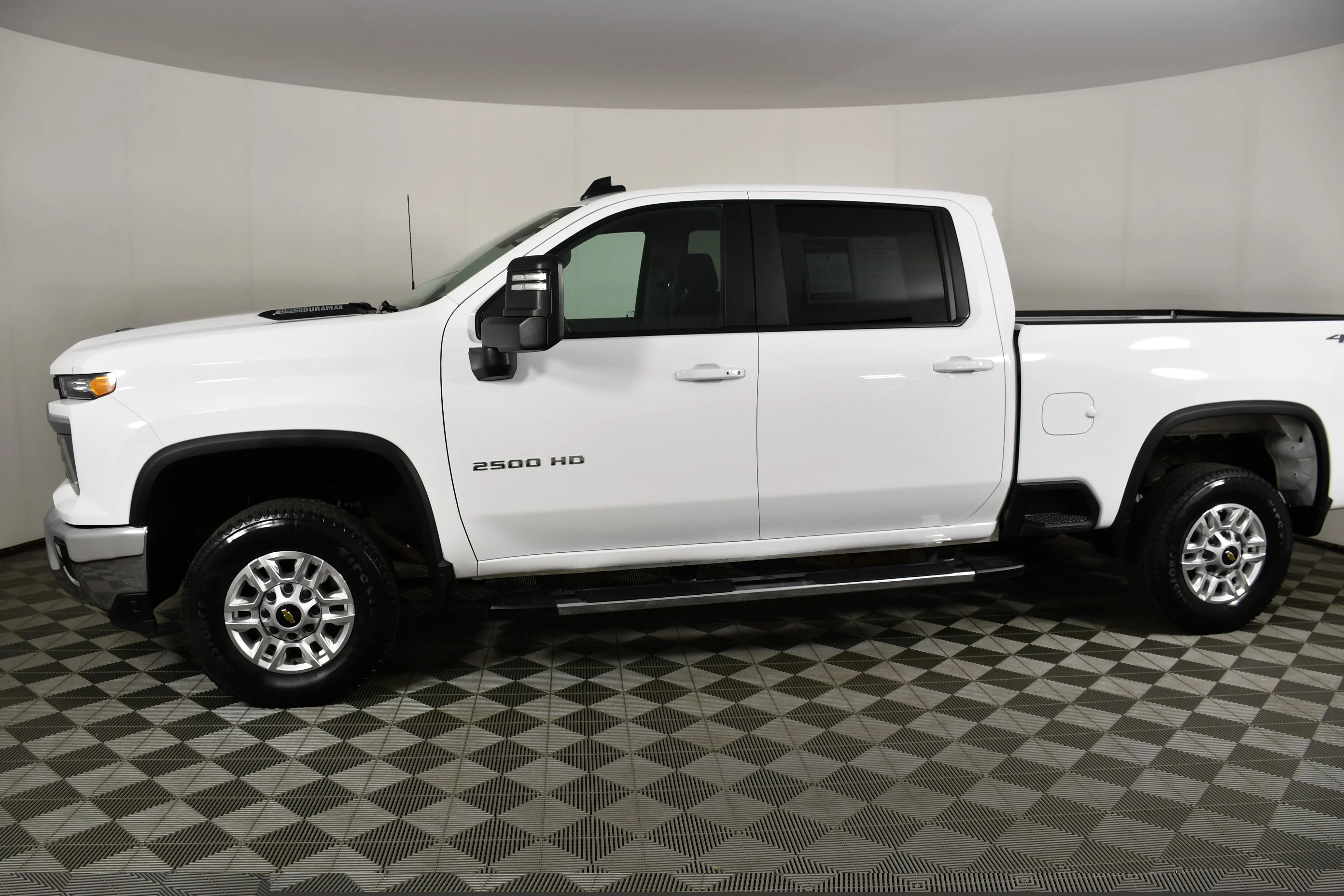 Used 2025 Summit White Chevrolet LT image 9