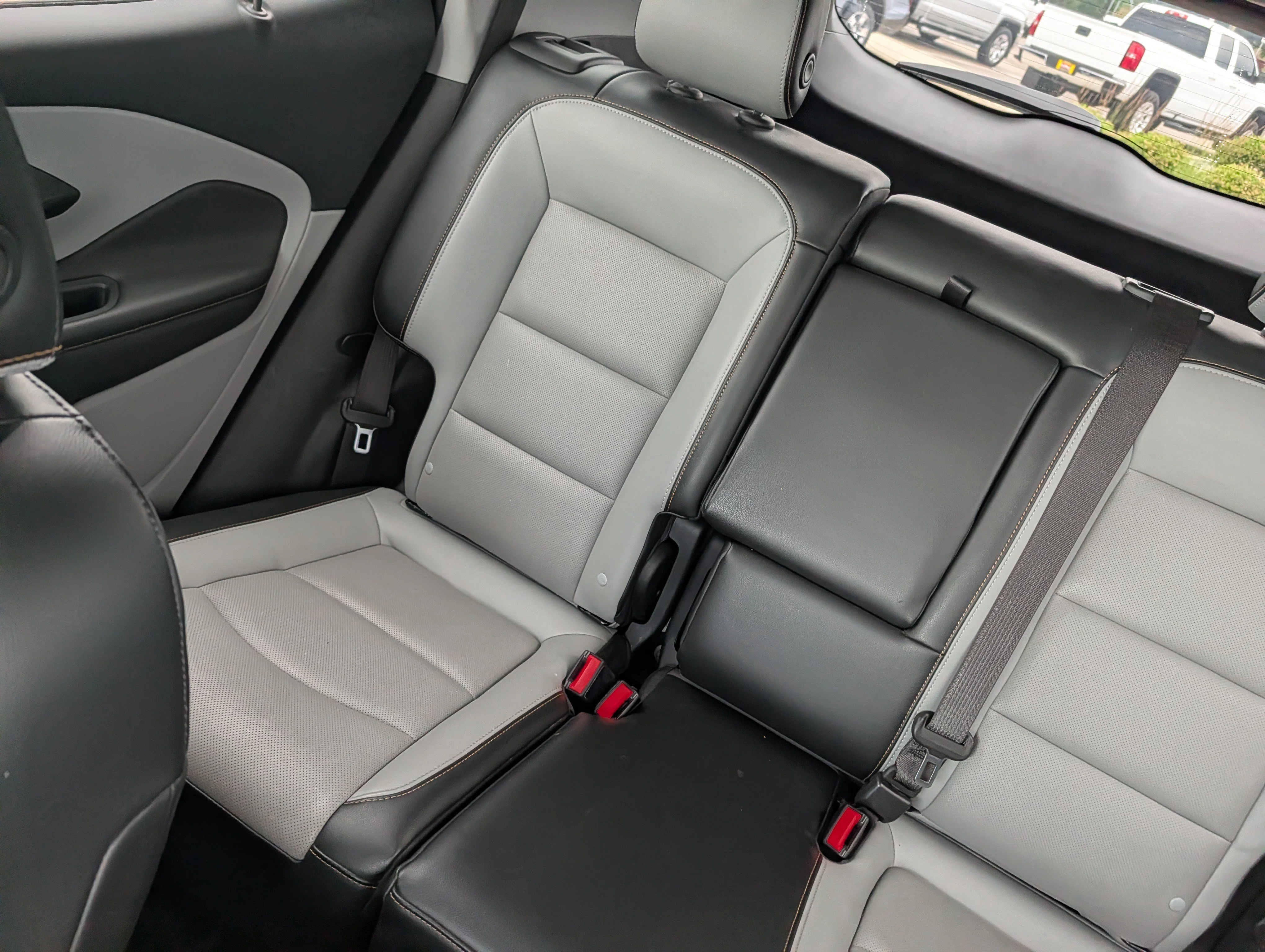 Used 2018 Graphite Gray Metallic GMC SLT image 12