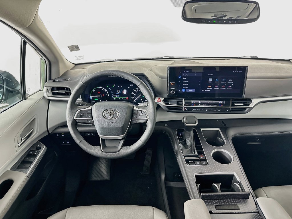 Used 2025  Toyota XLE AWD image 21