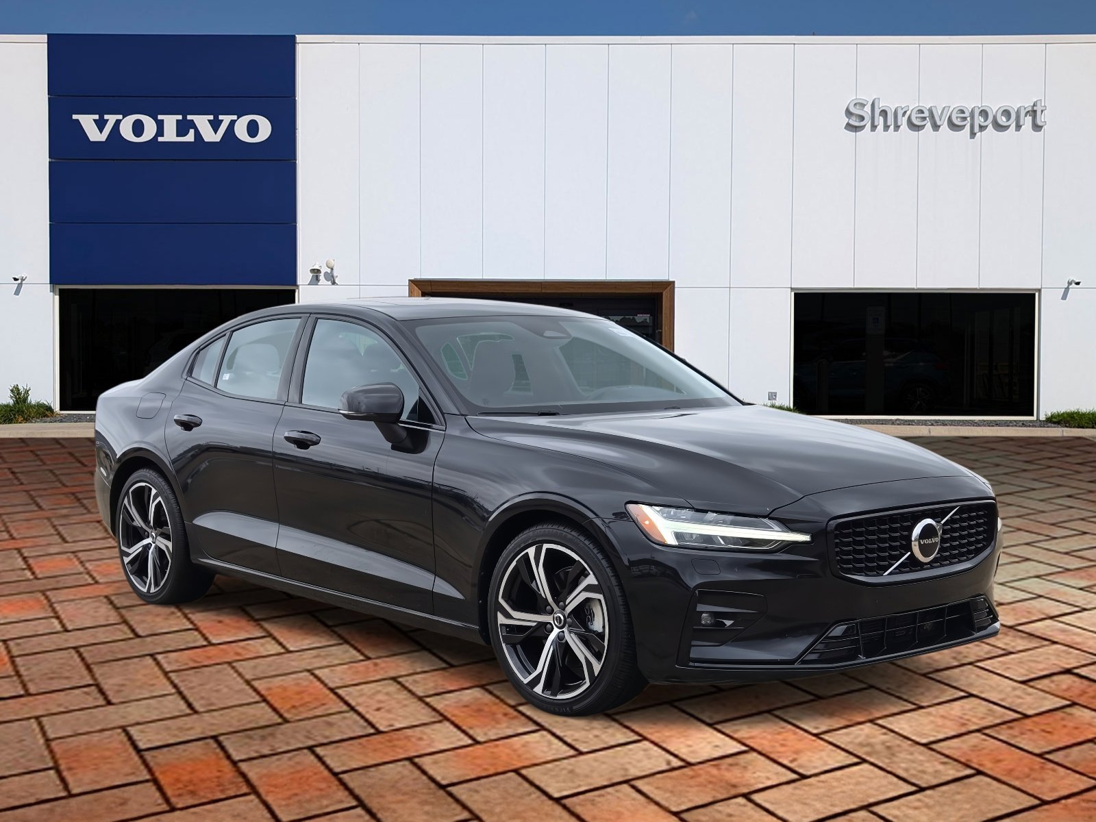 Used 2024 Onyx Black Metallic Volvo Core Dark Theme image 3