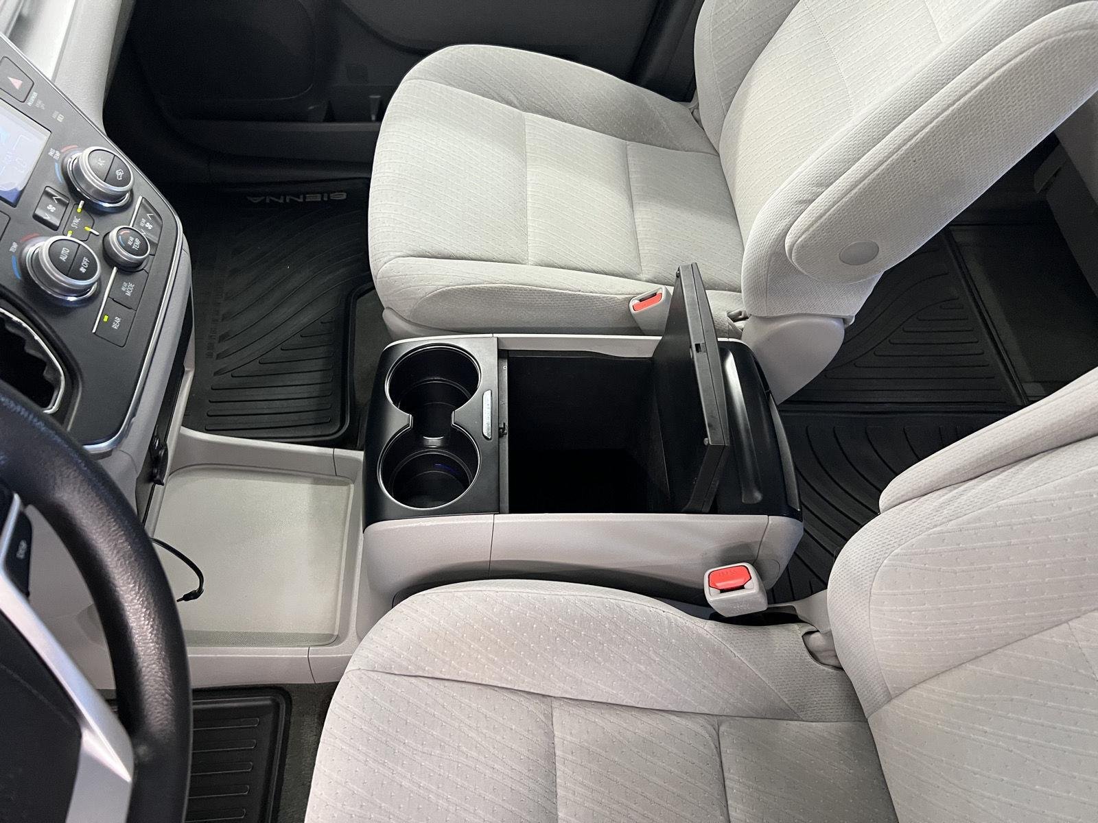 2016 Toyota Sienna LE - Photo 18