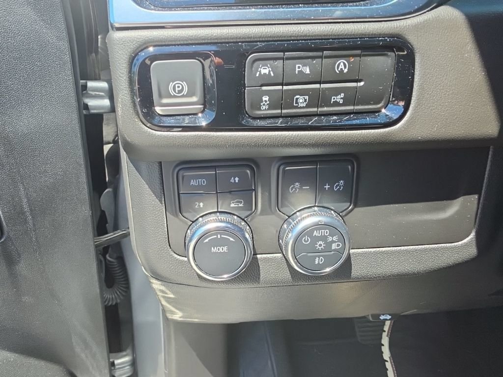 Used 2025 Silver GMC Elevation image 13