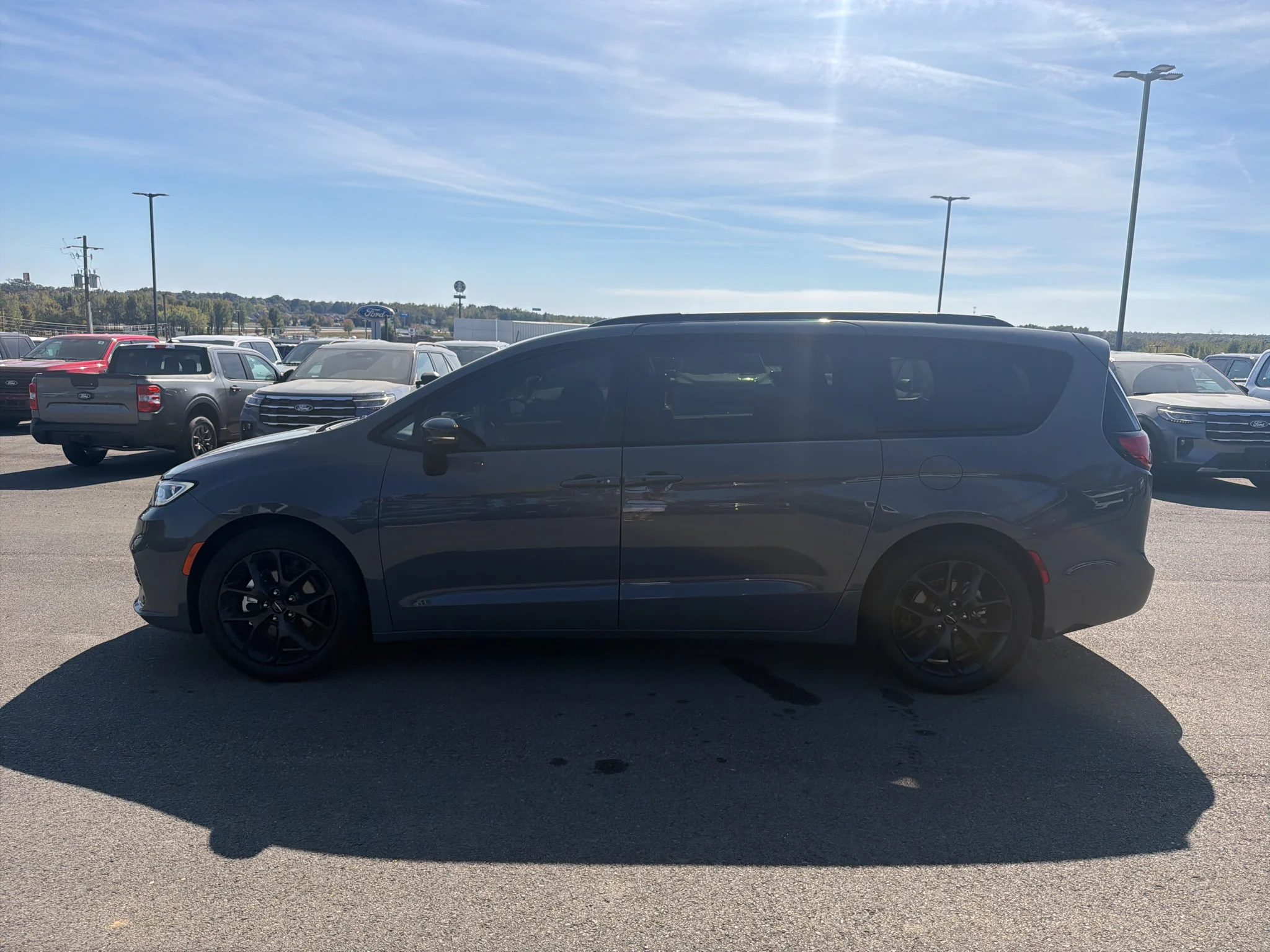 Used 2025 Ceramic Gray Clearcoat Chrysler Limited image 2