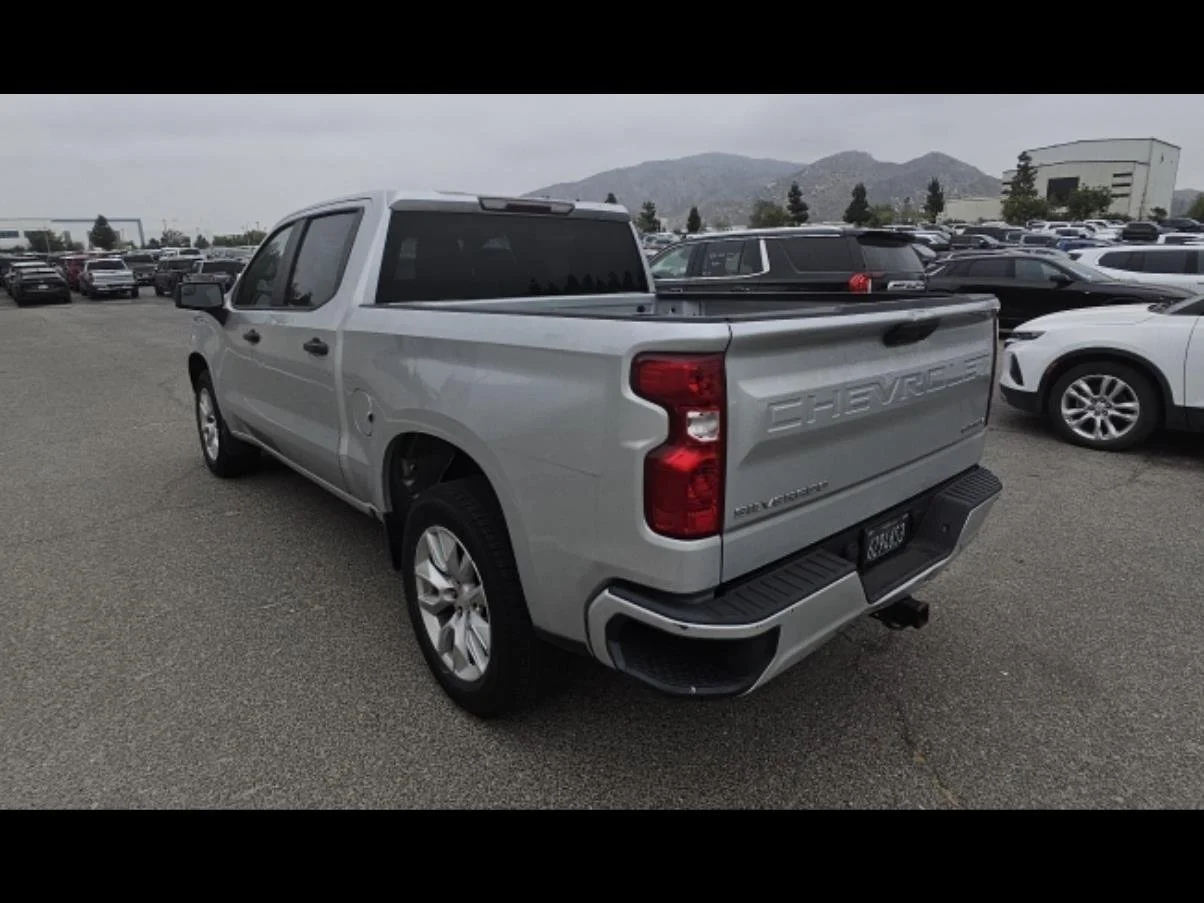Used 2022 Silver Ice Metallic Chevrolet Custom image 4