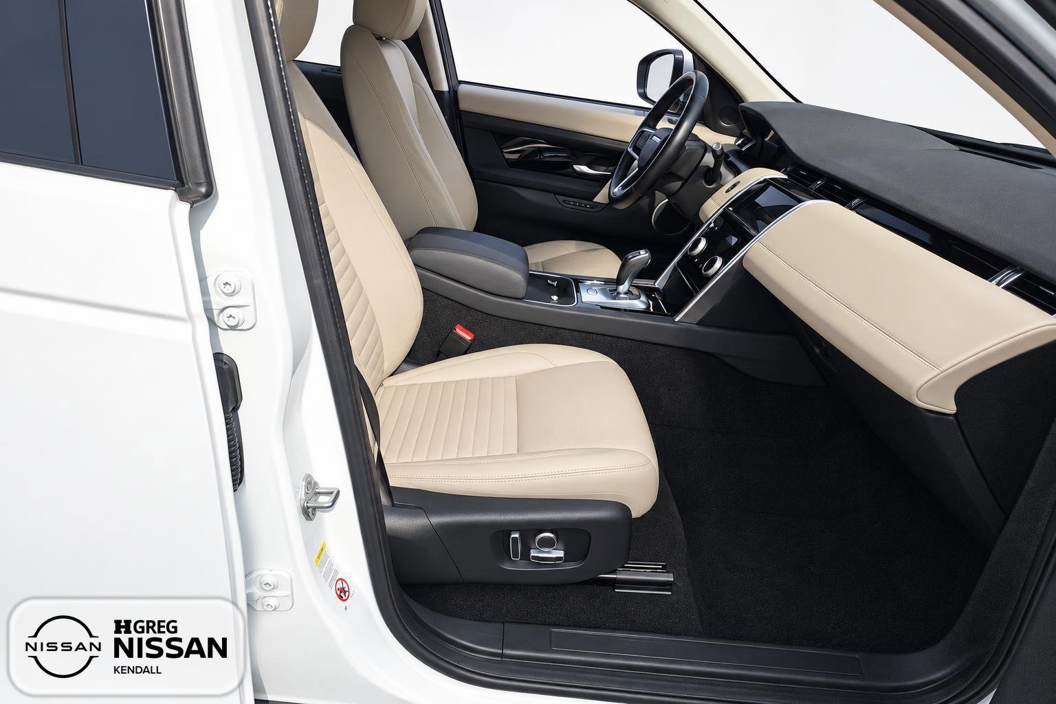 Used 2021 White Land Rover SE image 8