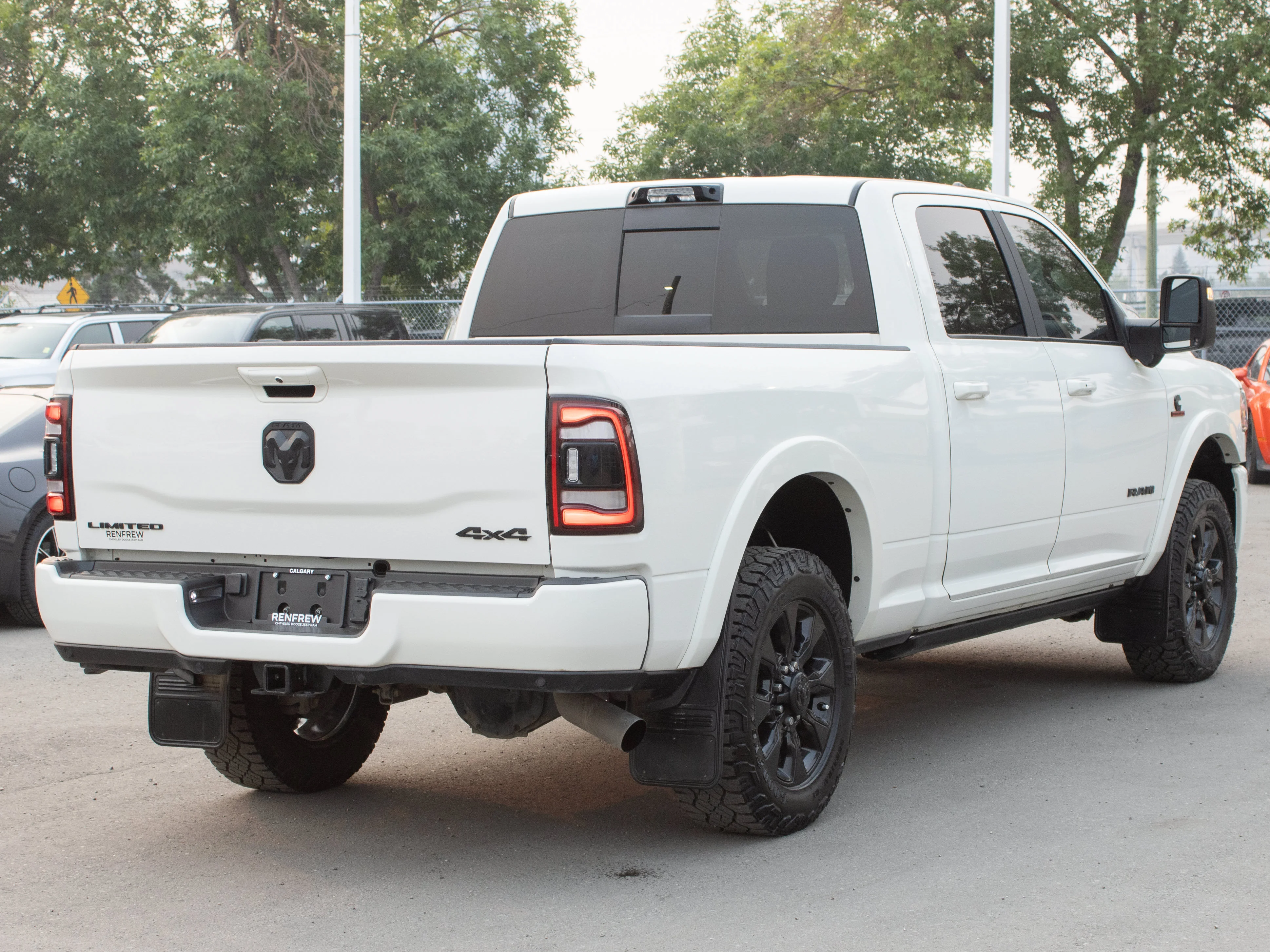 Used 2024 White RAM Limited* Night Edition 4x4 | 6.7L Cummins | Heated & Ventilated Seats | Sunroof | 5th Wheel Prep image 19