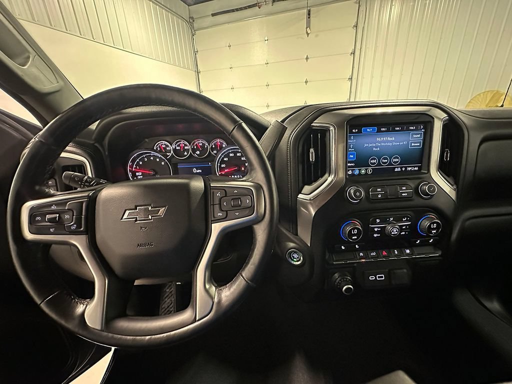 Used 2019 BLACK Chevrolet RST image 38