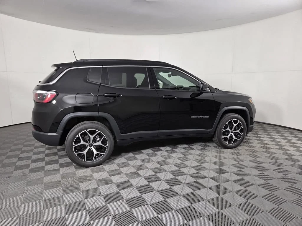 New 2026 Diamond Black Crystal Pearlcoat Jeep Limited image 4