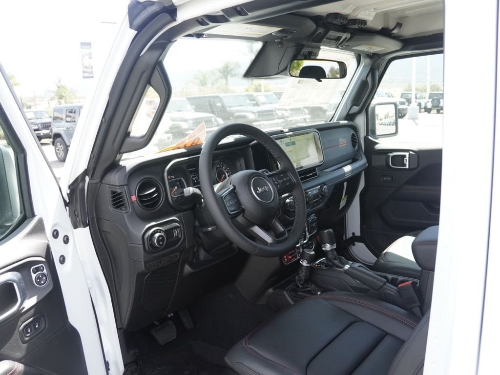 New 2026 Bright White Clear-Coat Exterior Paint Jeep Rubicon image 19