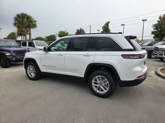 New 2026 Bright White Clear-Coat Exterior Paint Jeep Laredo X image 9