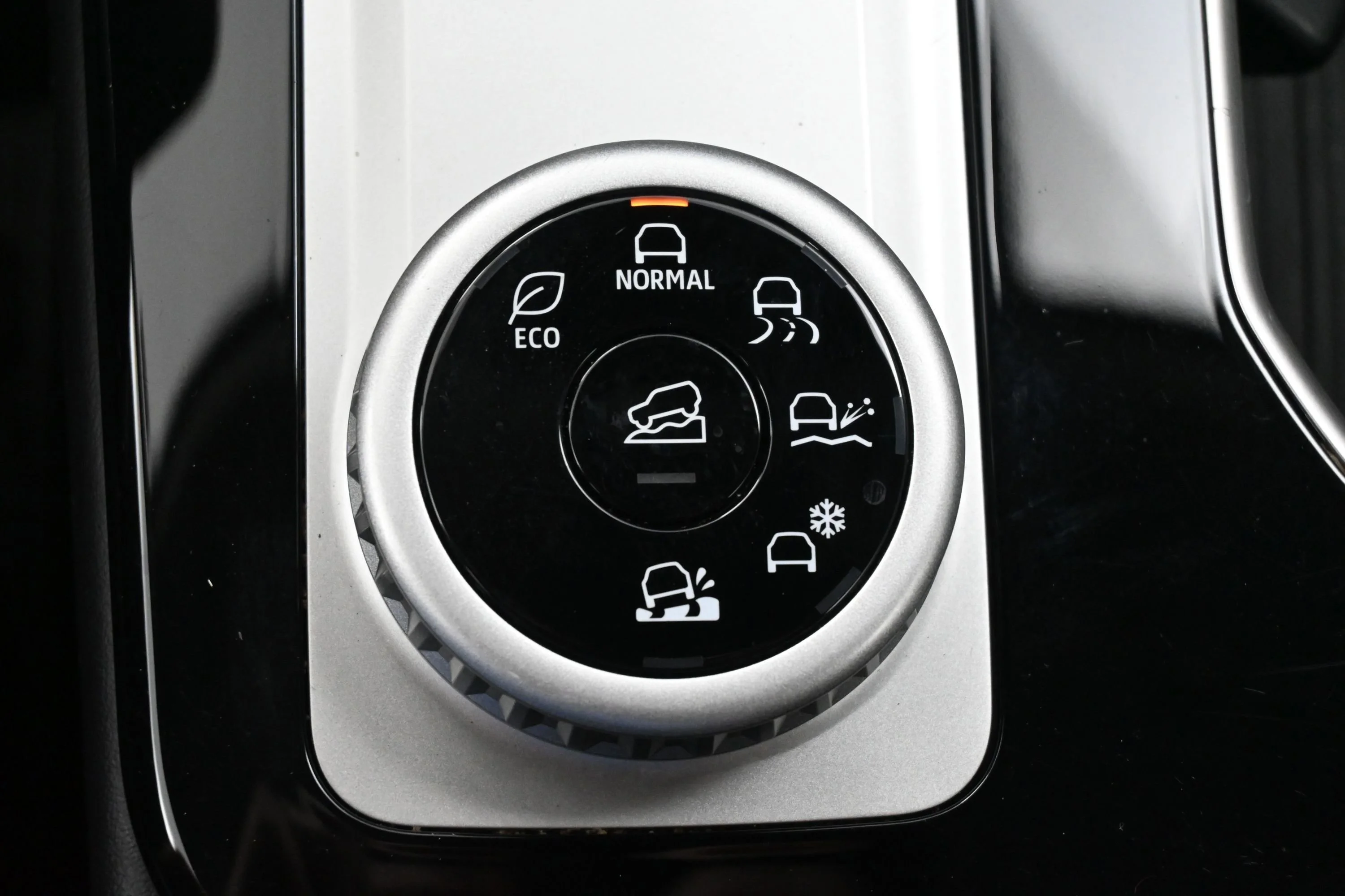 Used 2025  Mitsubishi  image 21