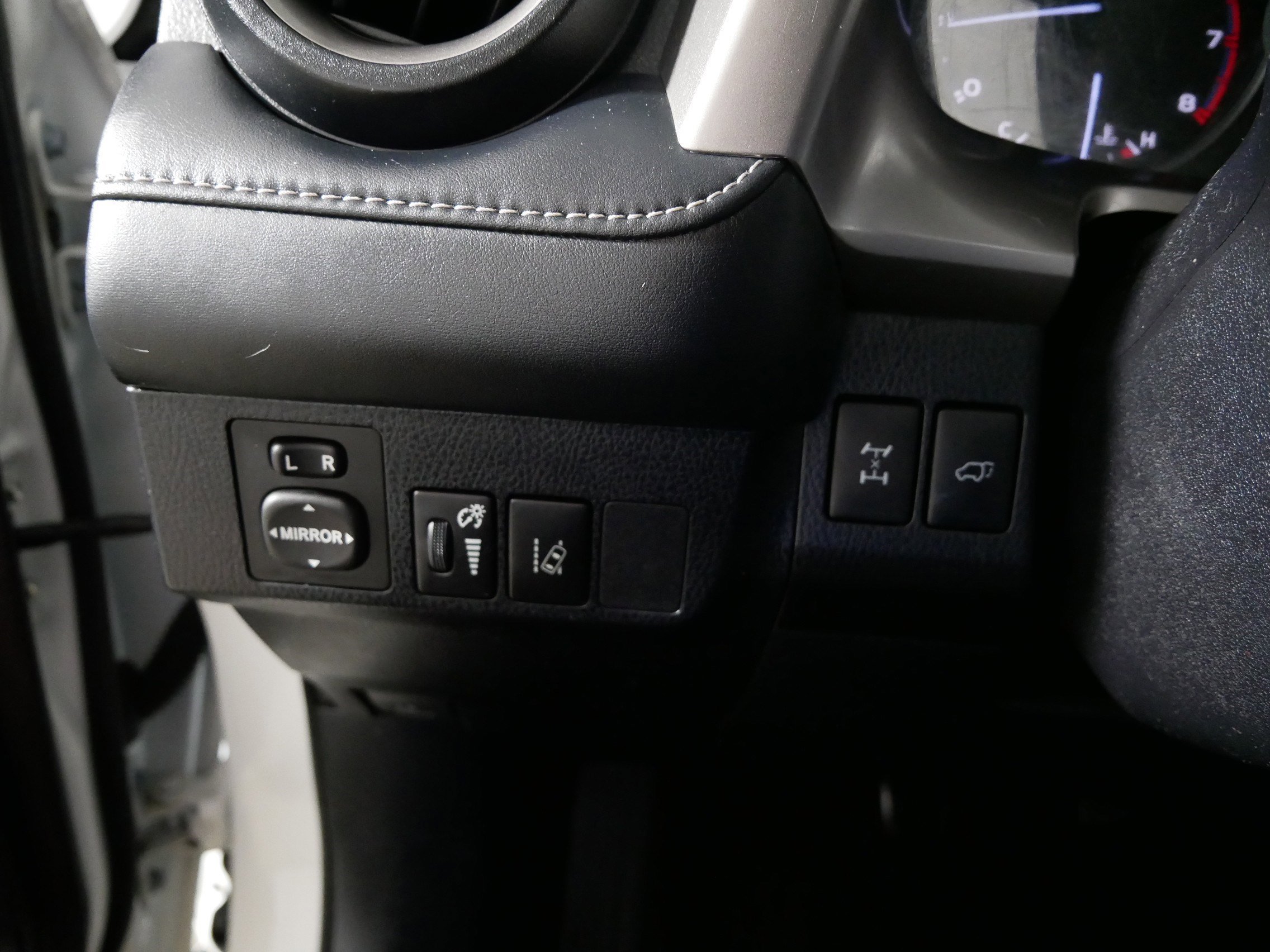 Used 2018 Super White Toyota XLE image 26