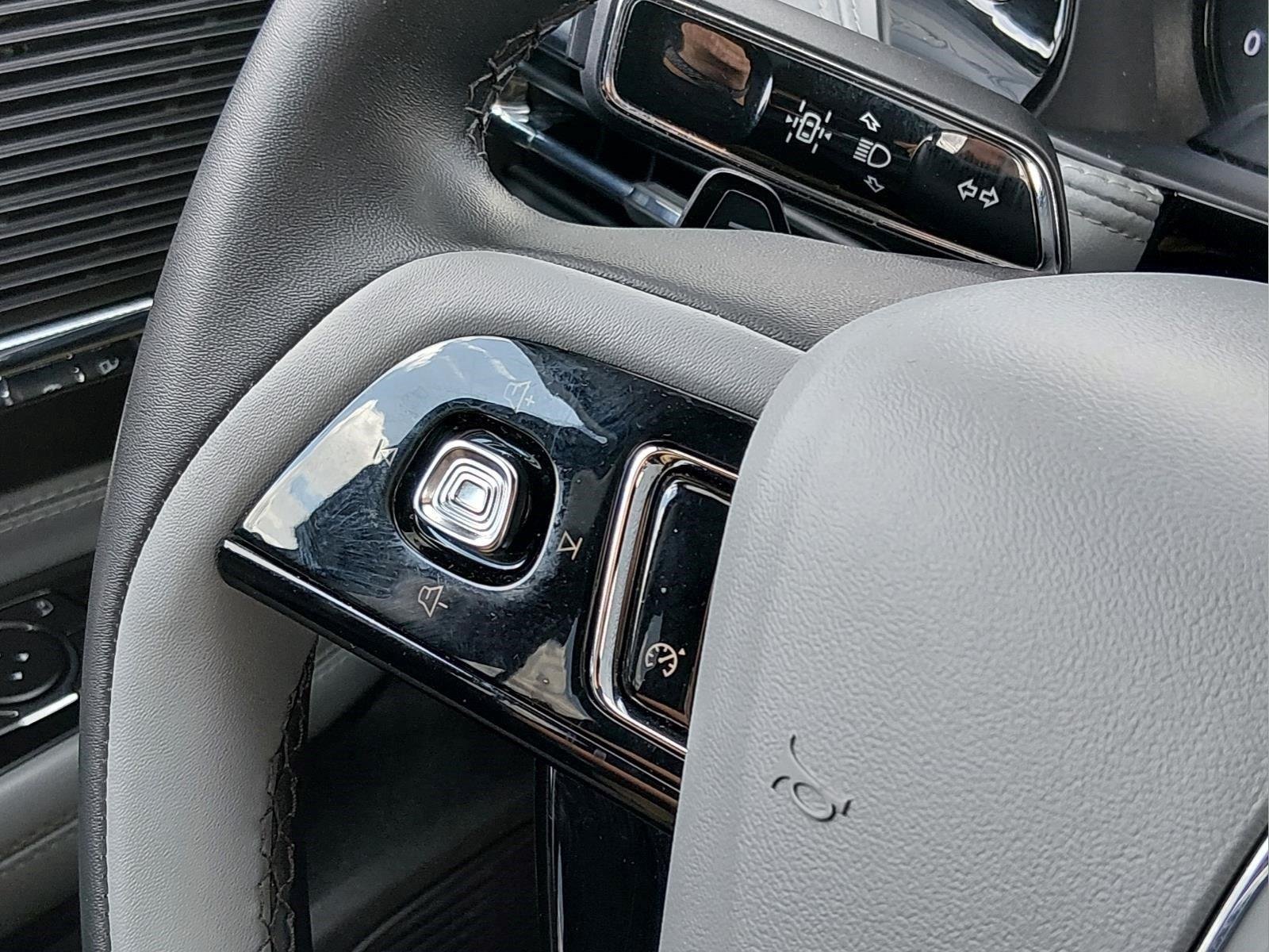 Used 2022 Pristine White Metallic Tri-Coat Lincoln Standard image 29