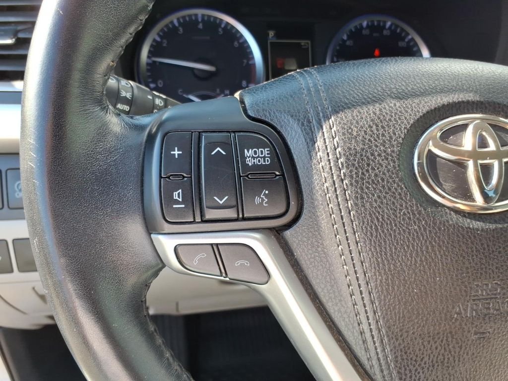 Used 2018 Silver Toyota XLE image 18