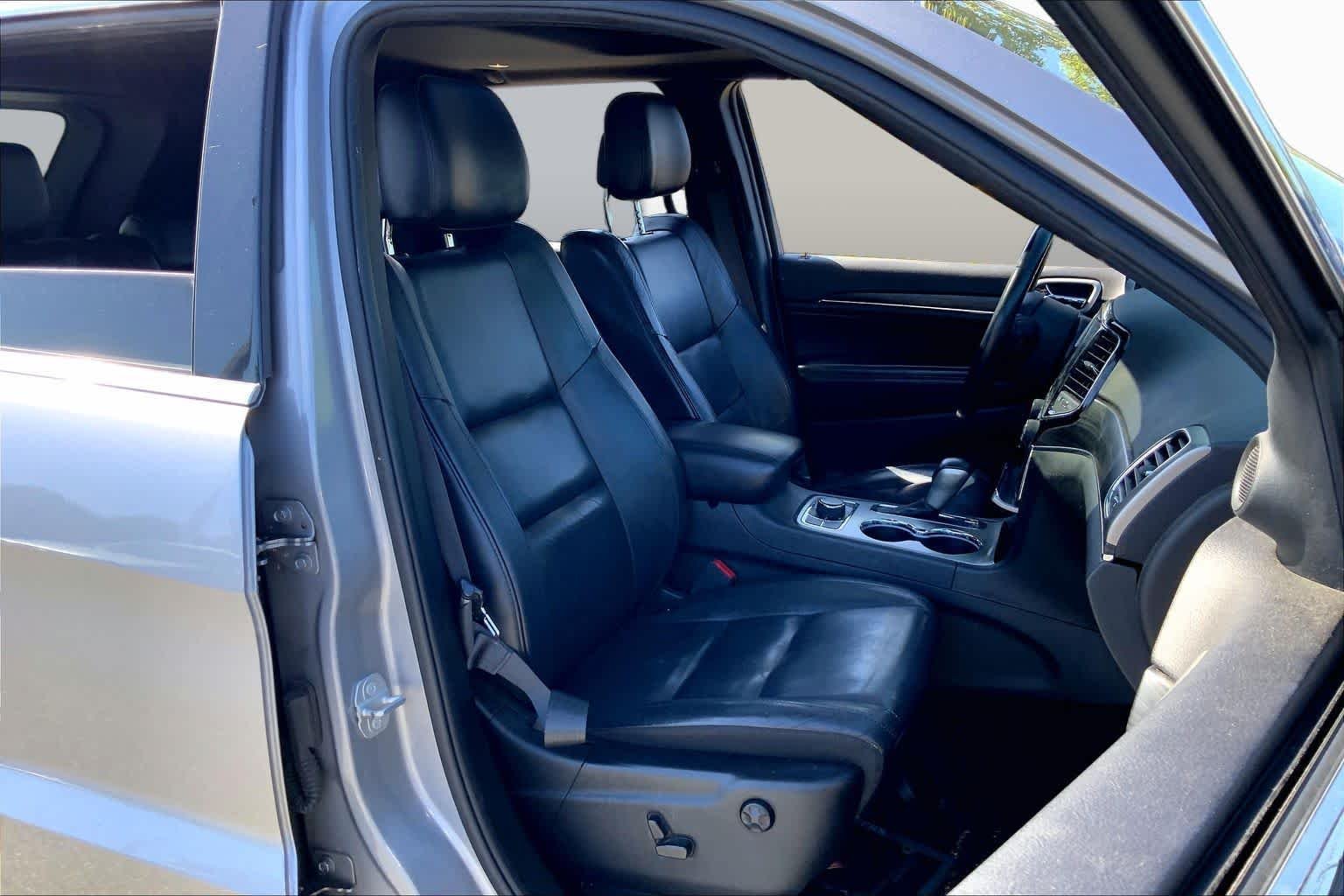 Used 2019 Billet Silver Metallic Clear Coat Jeep Limited image 9