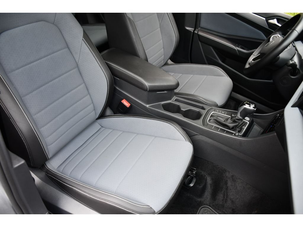 Used 2025 Pyrite Silver Metallic Volkswagen SE image 28