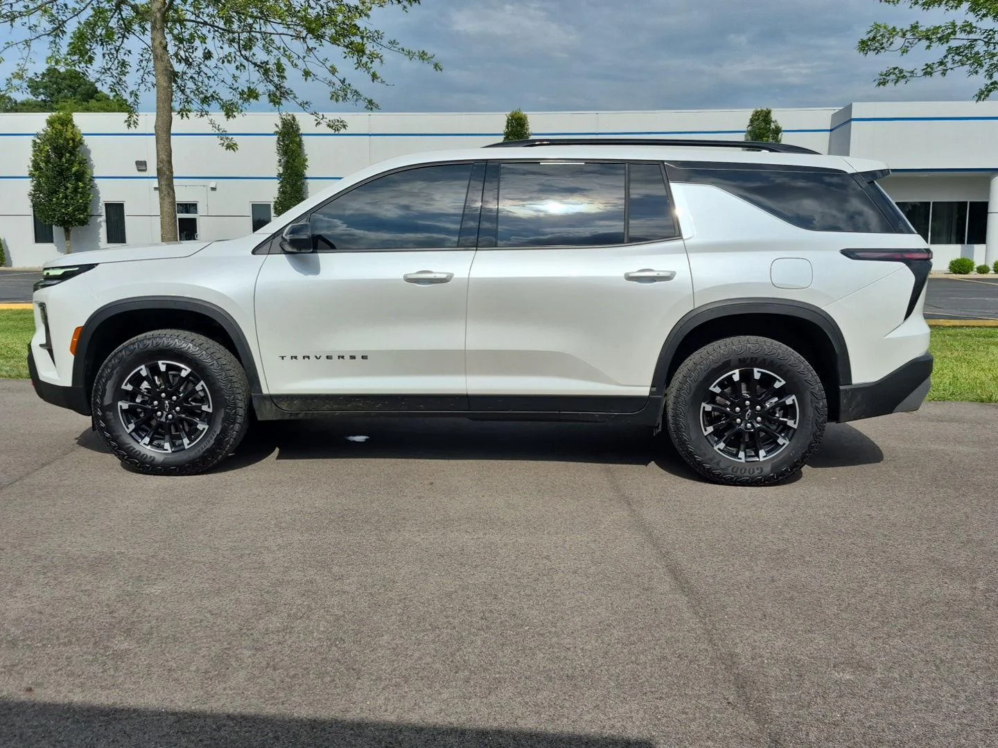 Used 2025 Iridescent Pearl Tricoat Chevrolet Z71 image 8