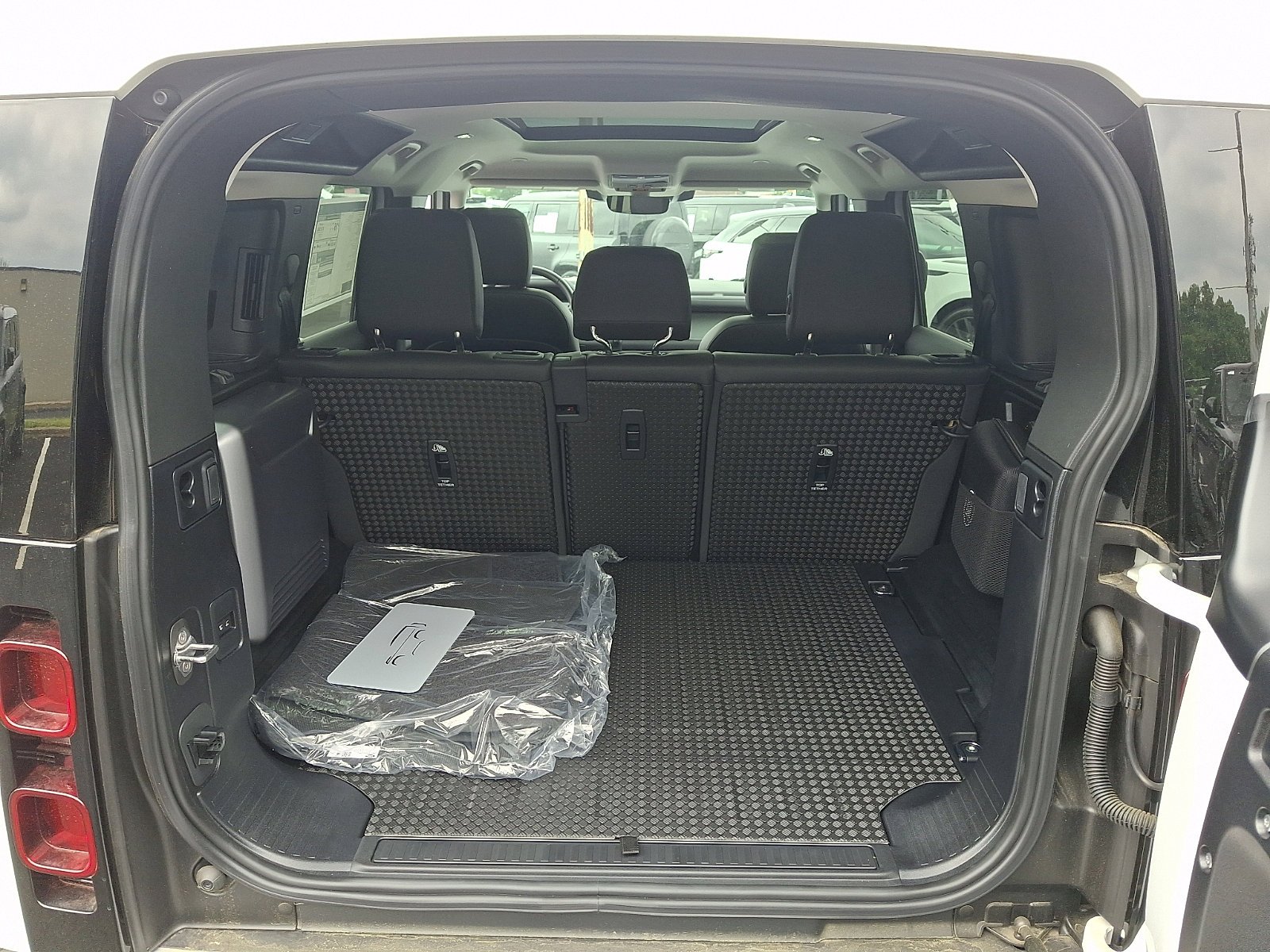 Used 2024 Fuji White - 1AA Land Rover SE image 39