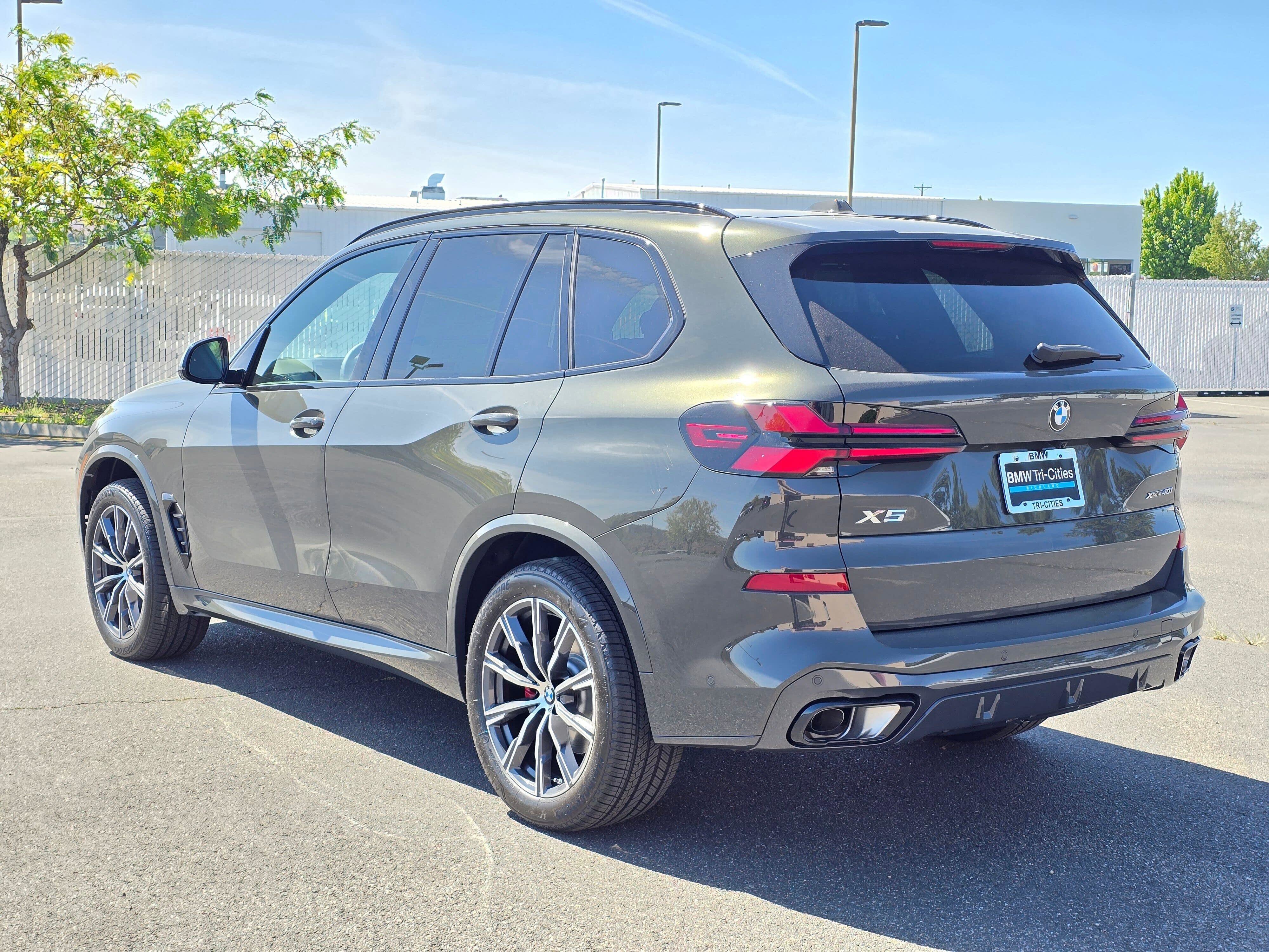 New 2026 Dravit Grey Metallic BMW xDrive40i image 4