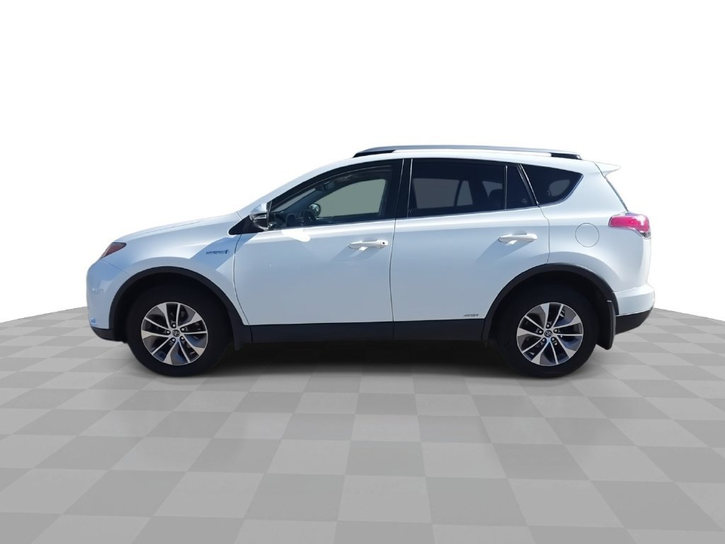 Used 2018 White Toyota XLE image 5
