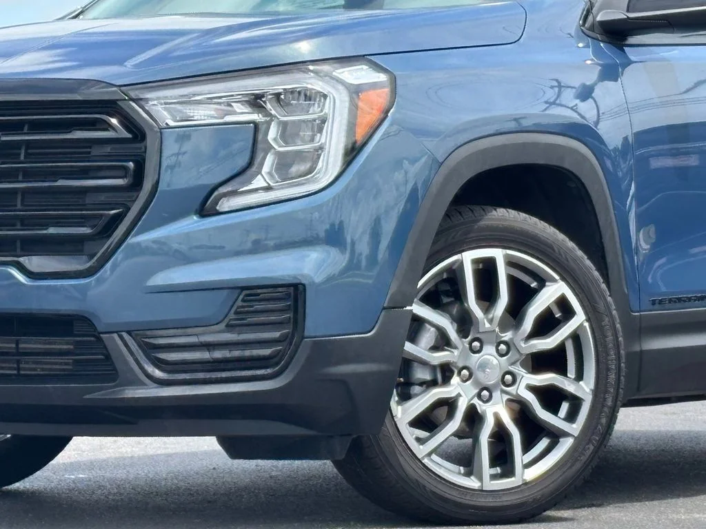 Used 2024  GMC SLE image 2