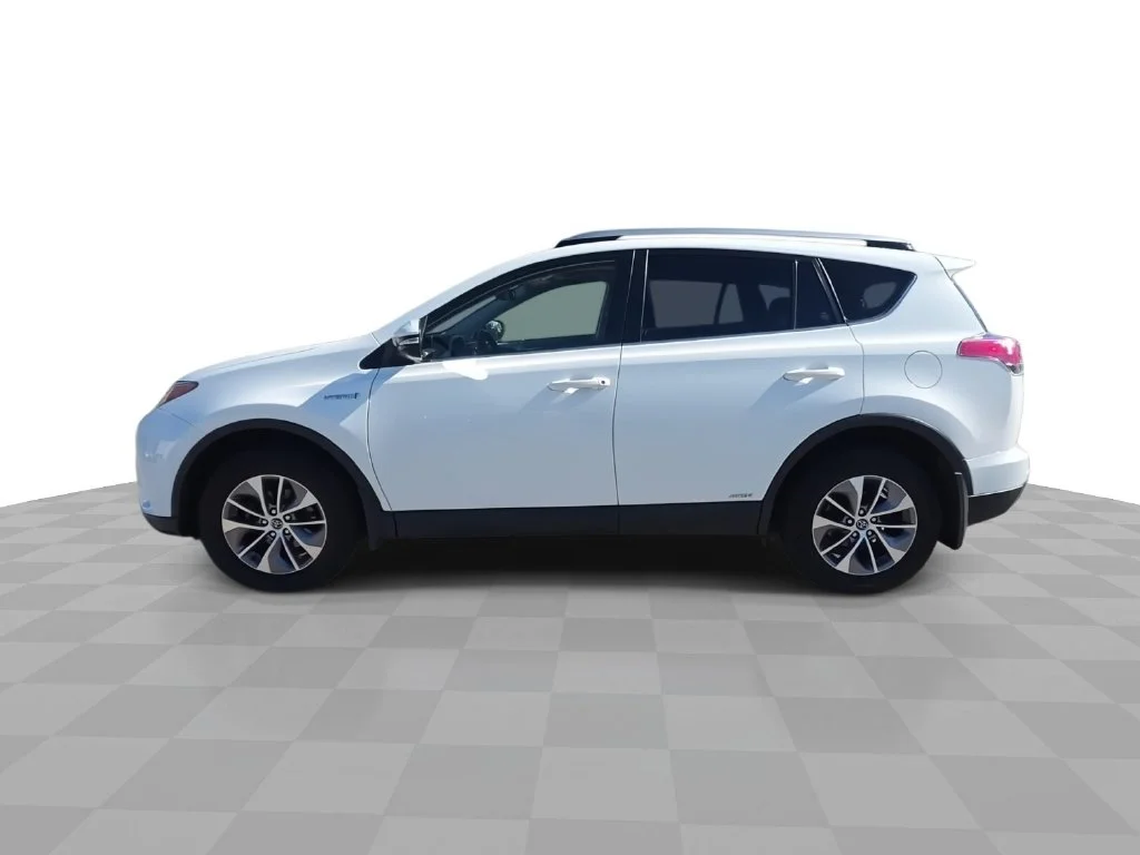 Used 2018 White Toyota XLE image 5