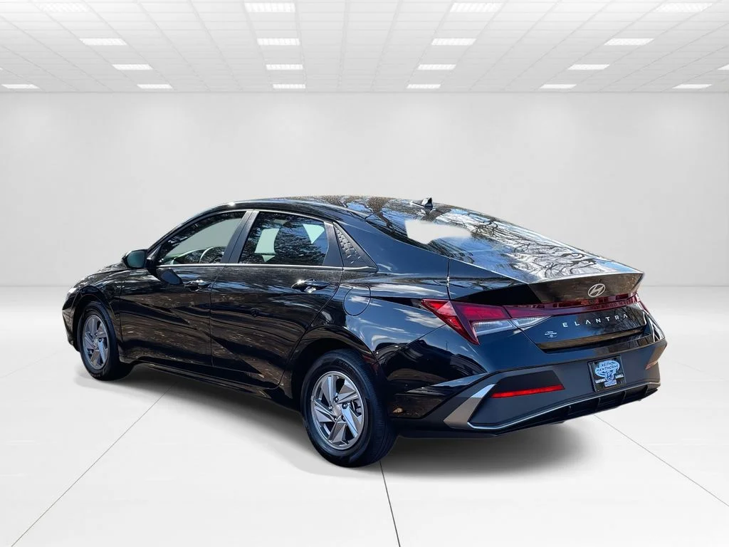 New 2025 Black Hyundai SE image 4