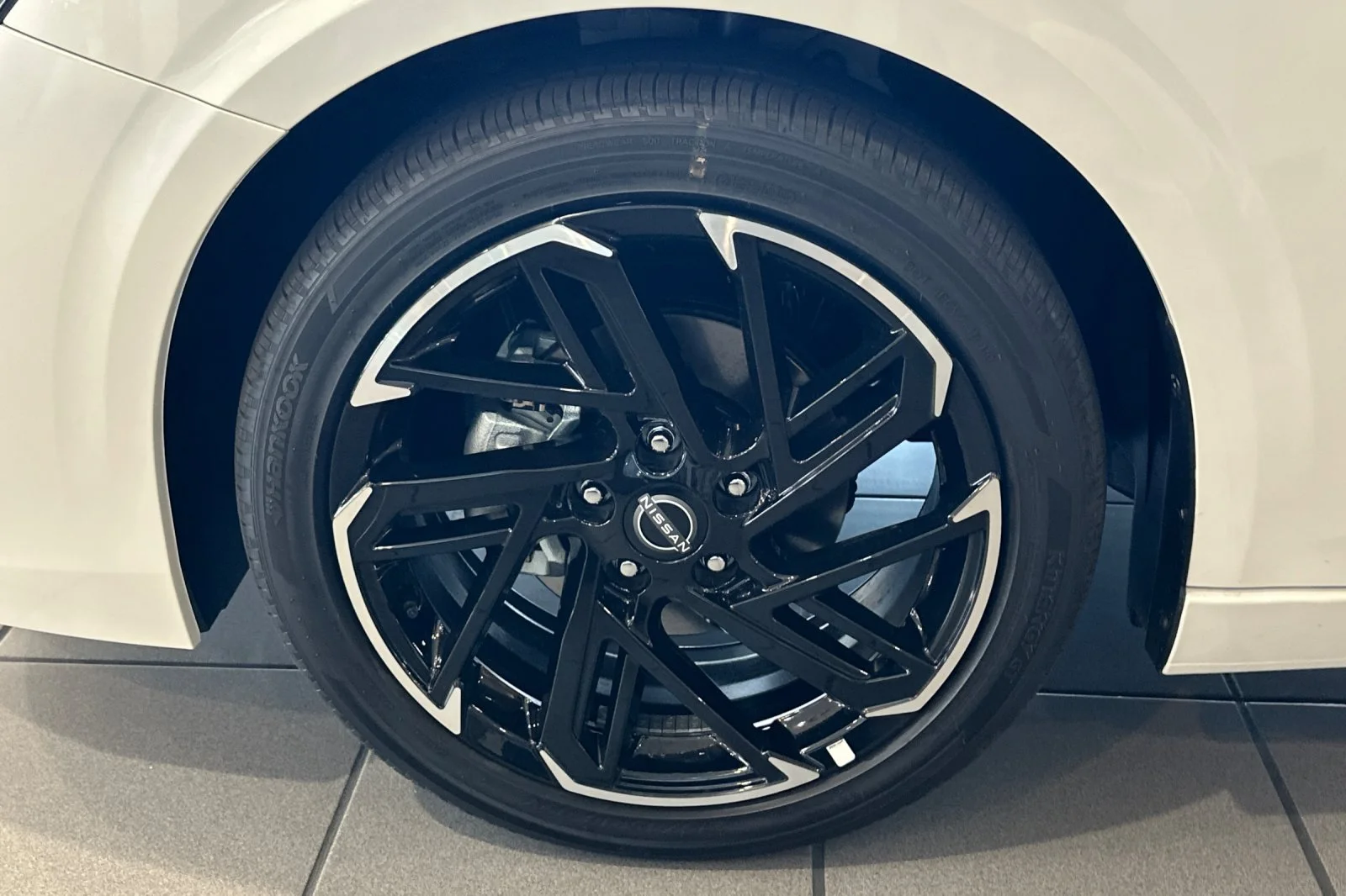 New 2026 Aspen White TriCoat / Super Black Two-tone Nissan SR image 24
