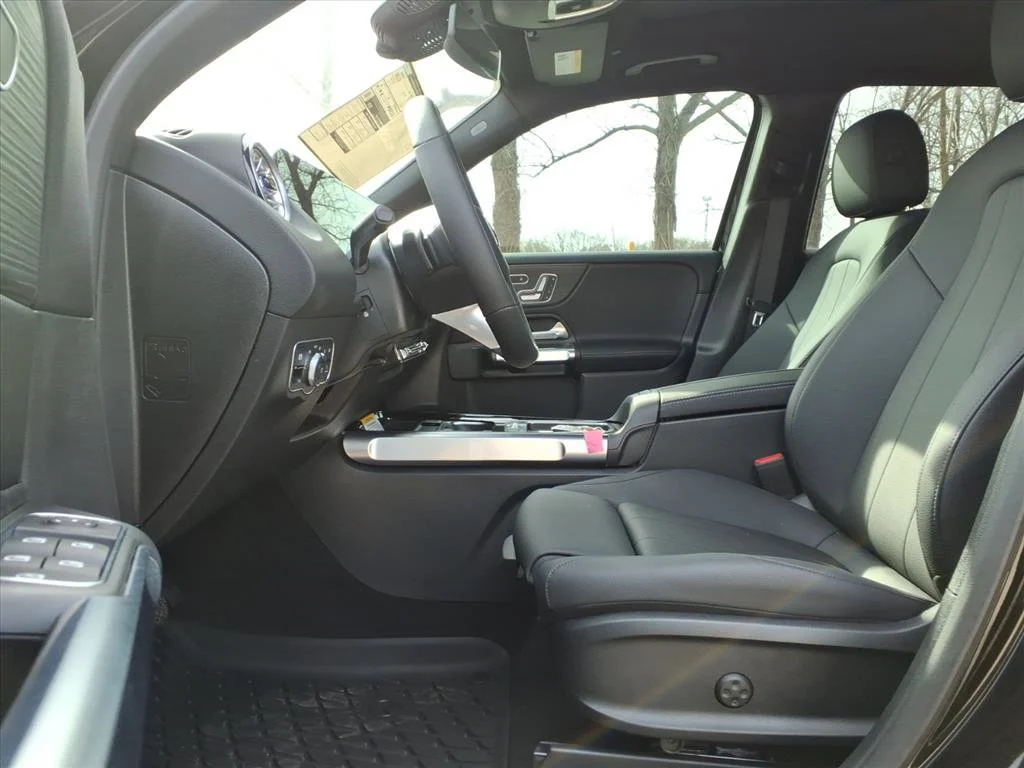 New 2026 Night Black Mercedes-Benz GLB 250 image 44