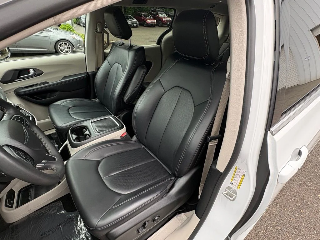 Used 2024 White Chrysler Touring L image 11