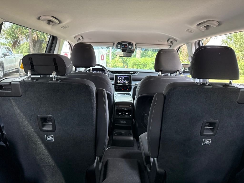 Used 2023 Silver Jeep Laredo image 25