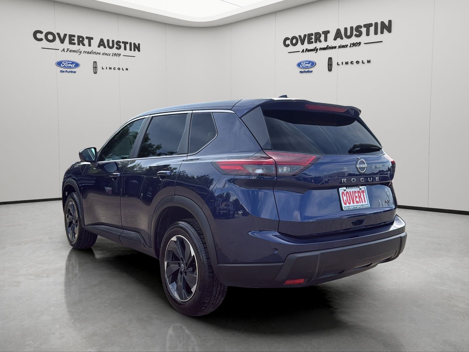 Used 2024 Blue Nissan SV image 3