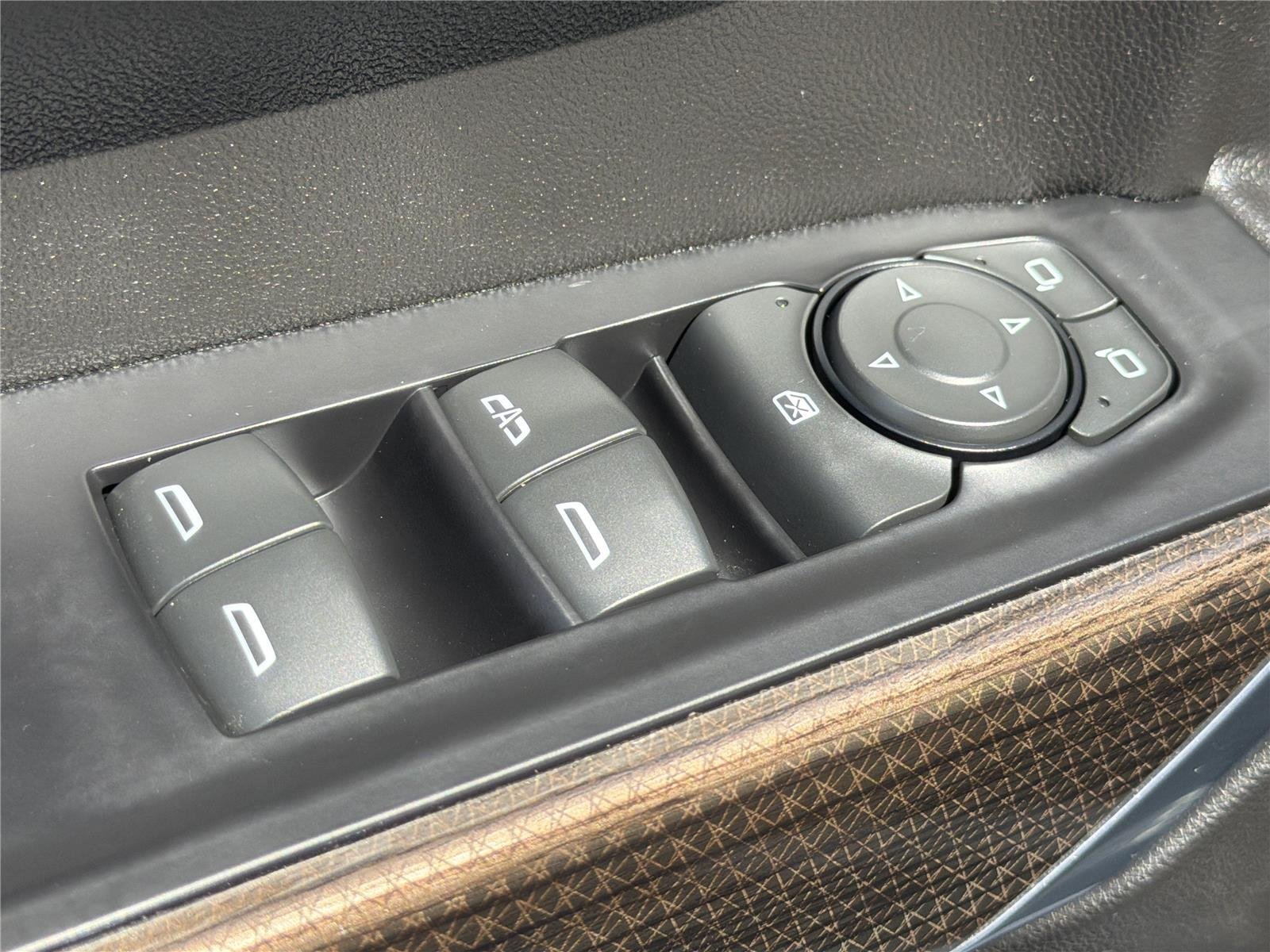 Used 2020 Iridescent Pearl Tricoat Chevrolet LT image 13