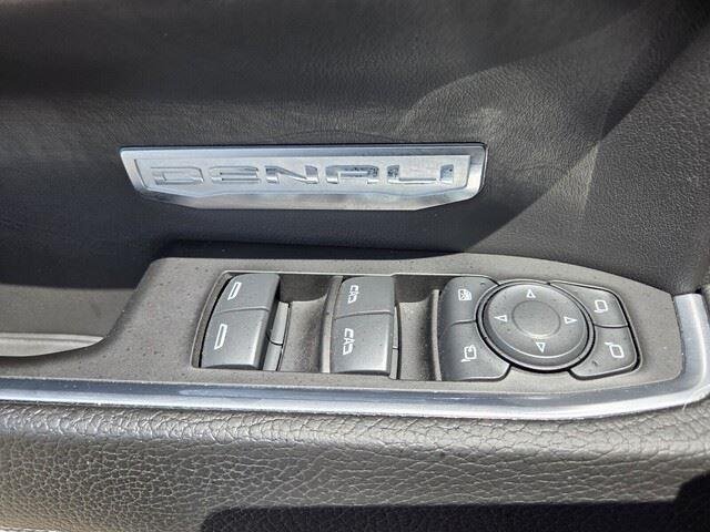 Used 2022 White Frost Tricoat GMC Denali image 21