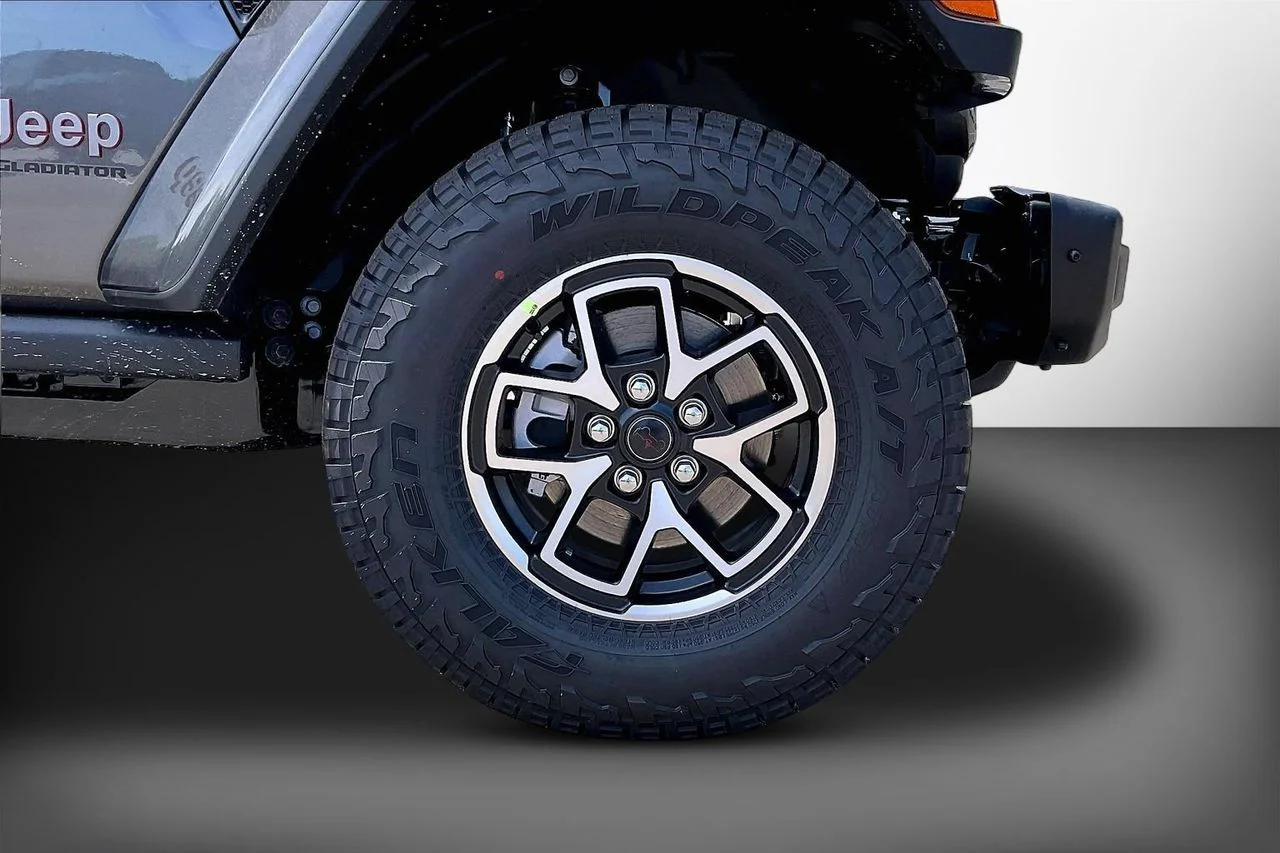 New 2026 Granite Crystal Metallic Clearcoat Jeep Rubicon X image 32