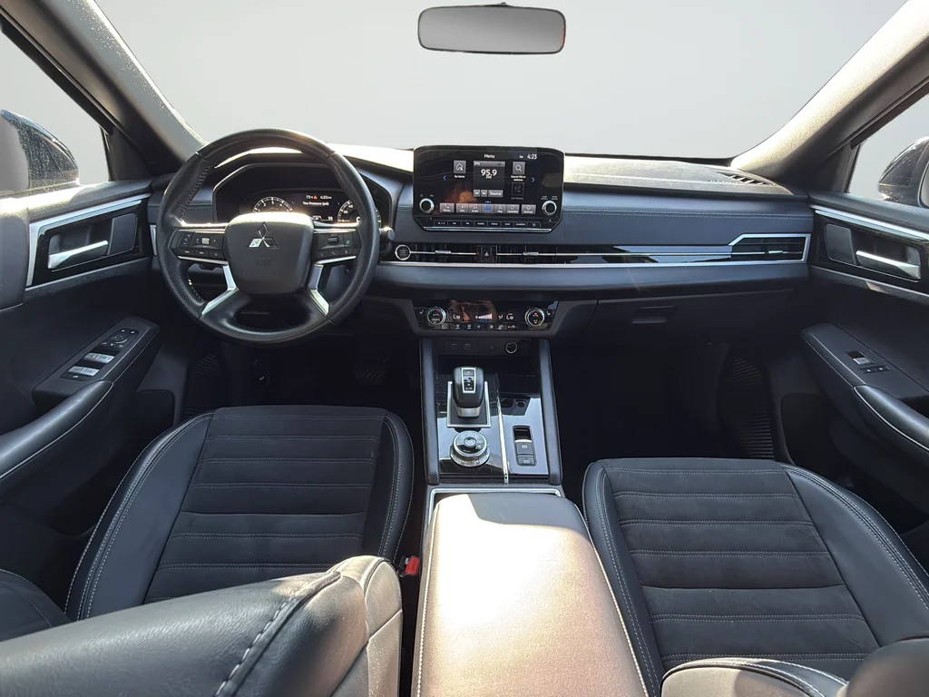 Used 2024  Mitsubishi SE Black Edition image 9