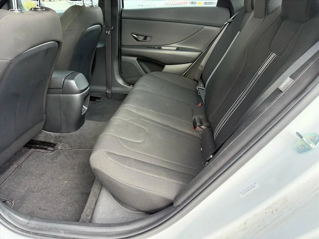 Used 2025 White Hyundai SEL Sport image 18