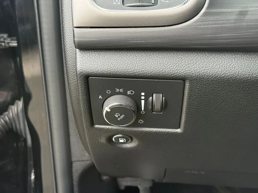 Used 2022 Diamond Black Jeep Laredo X image 14