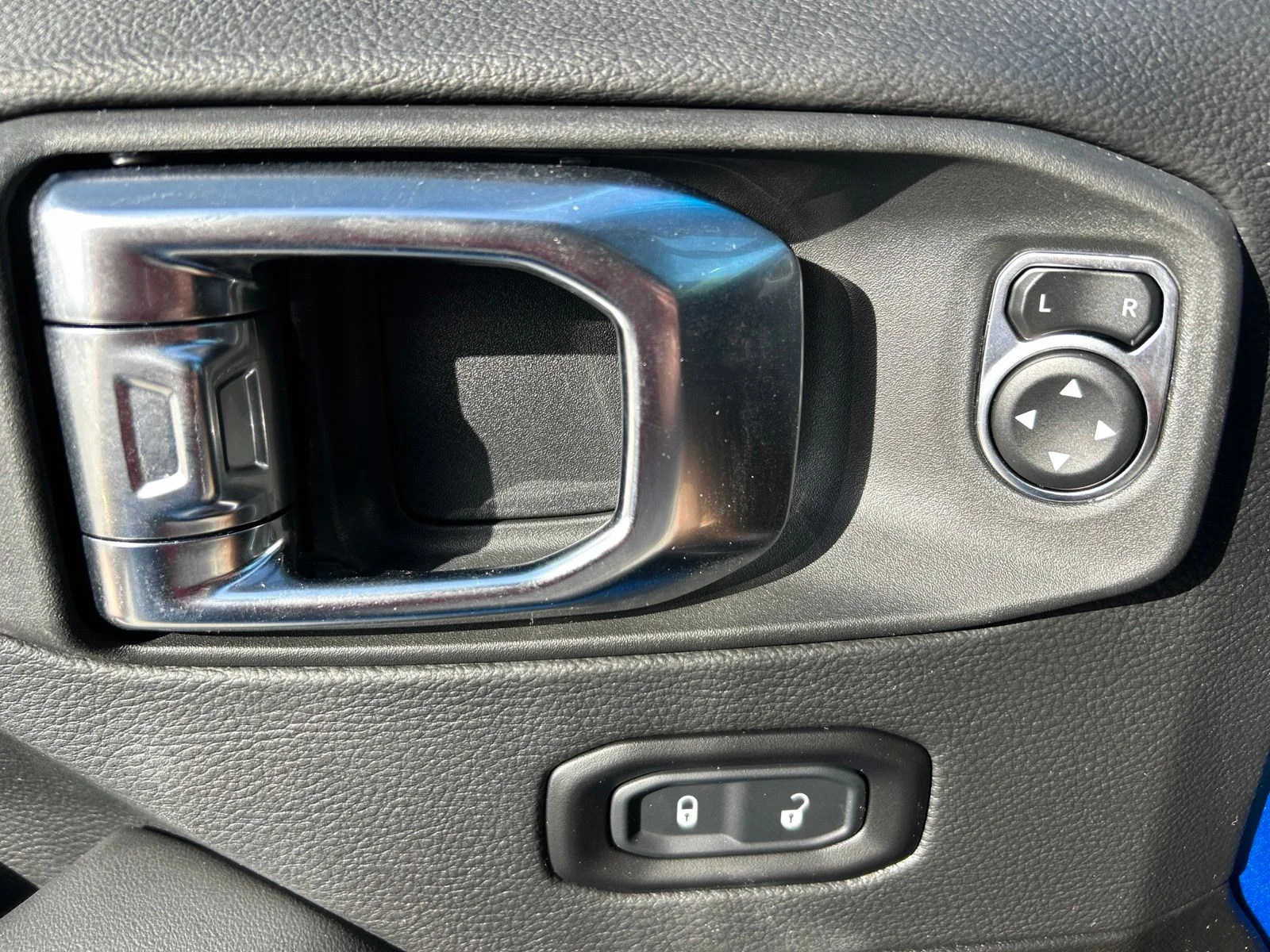 Used 2025 Blue Pearl Jeep Sahara image 24