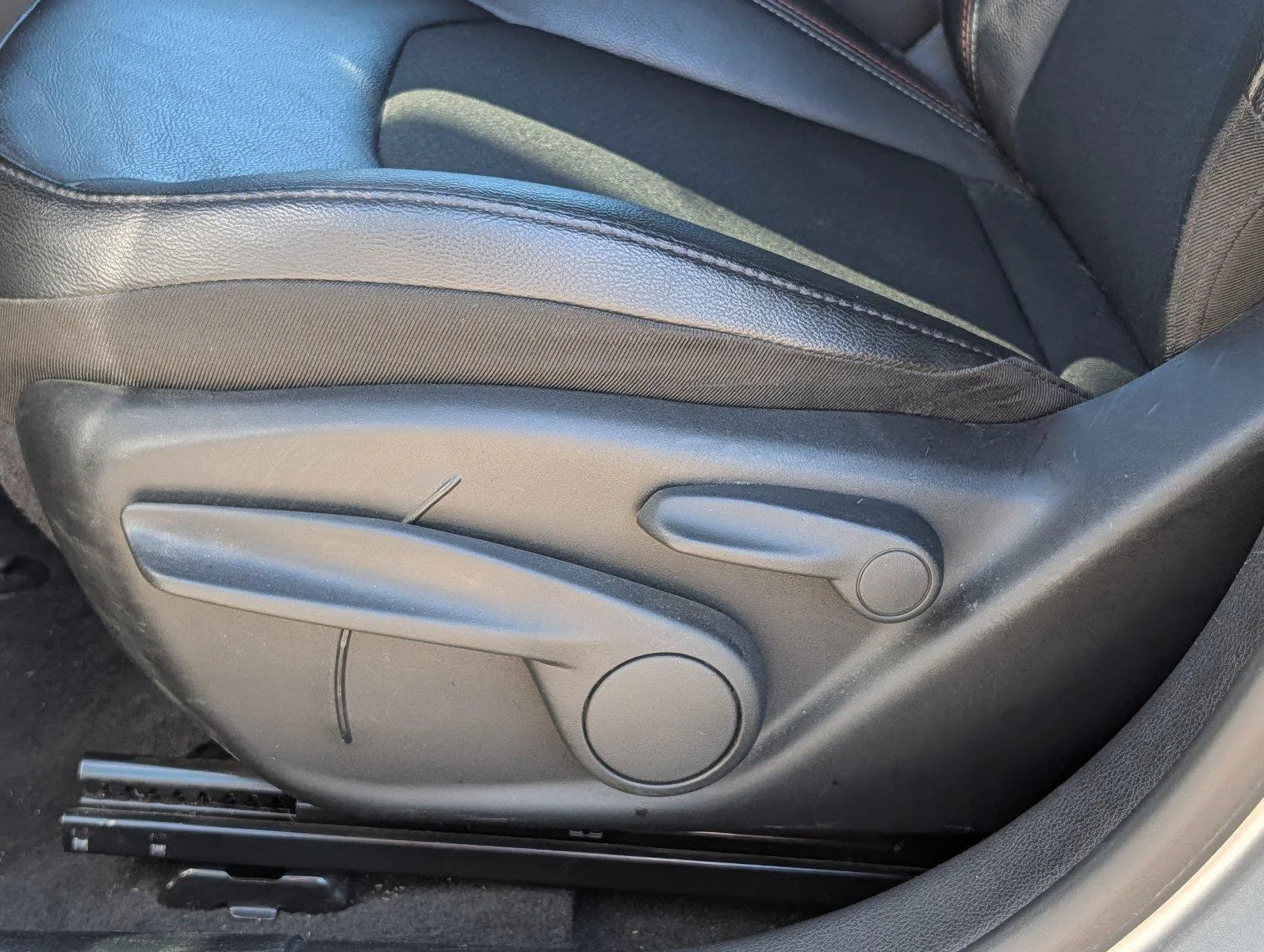Used 2025 Silver Zynith Metallic Clearcoat Jeep Trailhawk image 11