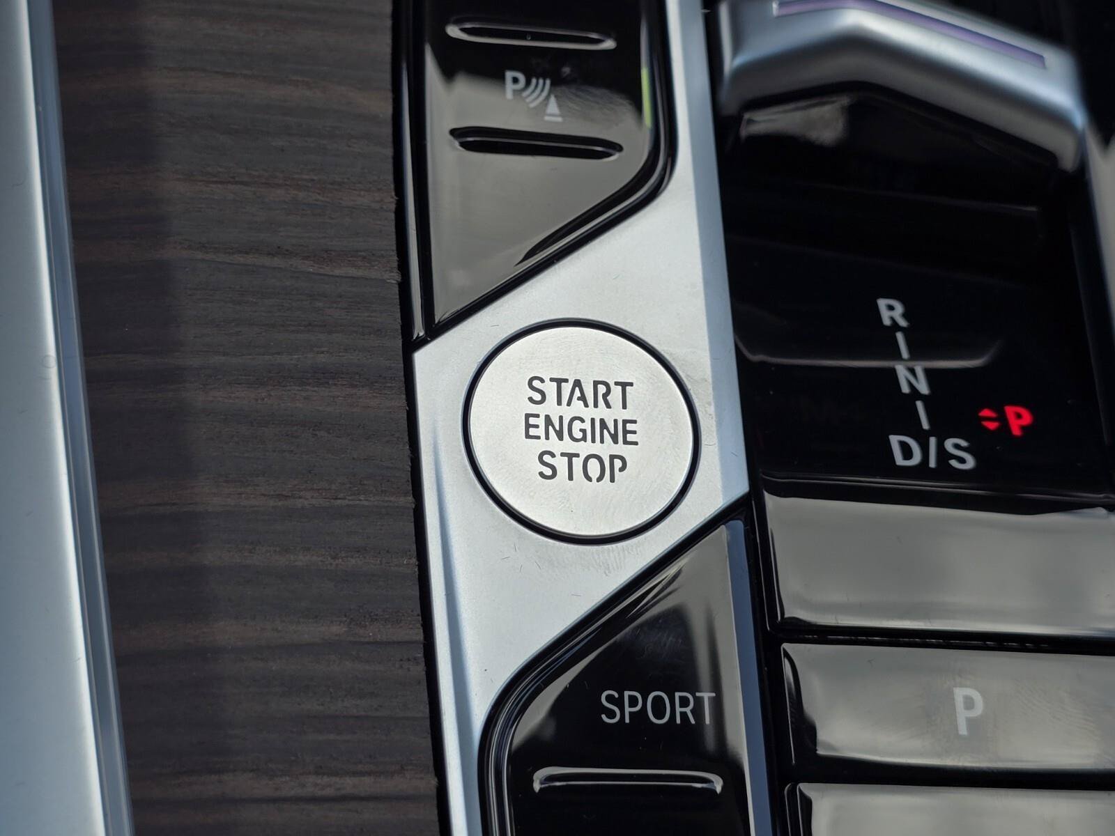 New 2026 0A96 Mineral White Metallic BMW xDrive40i image 30