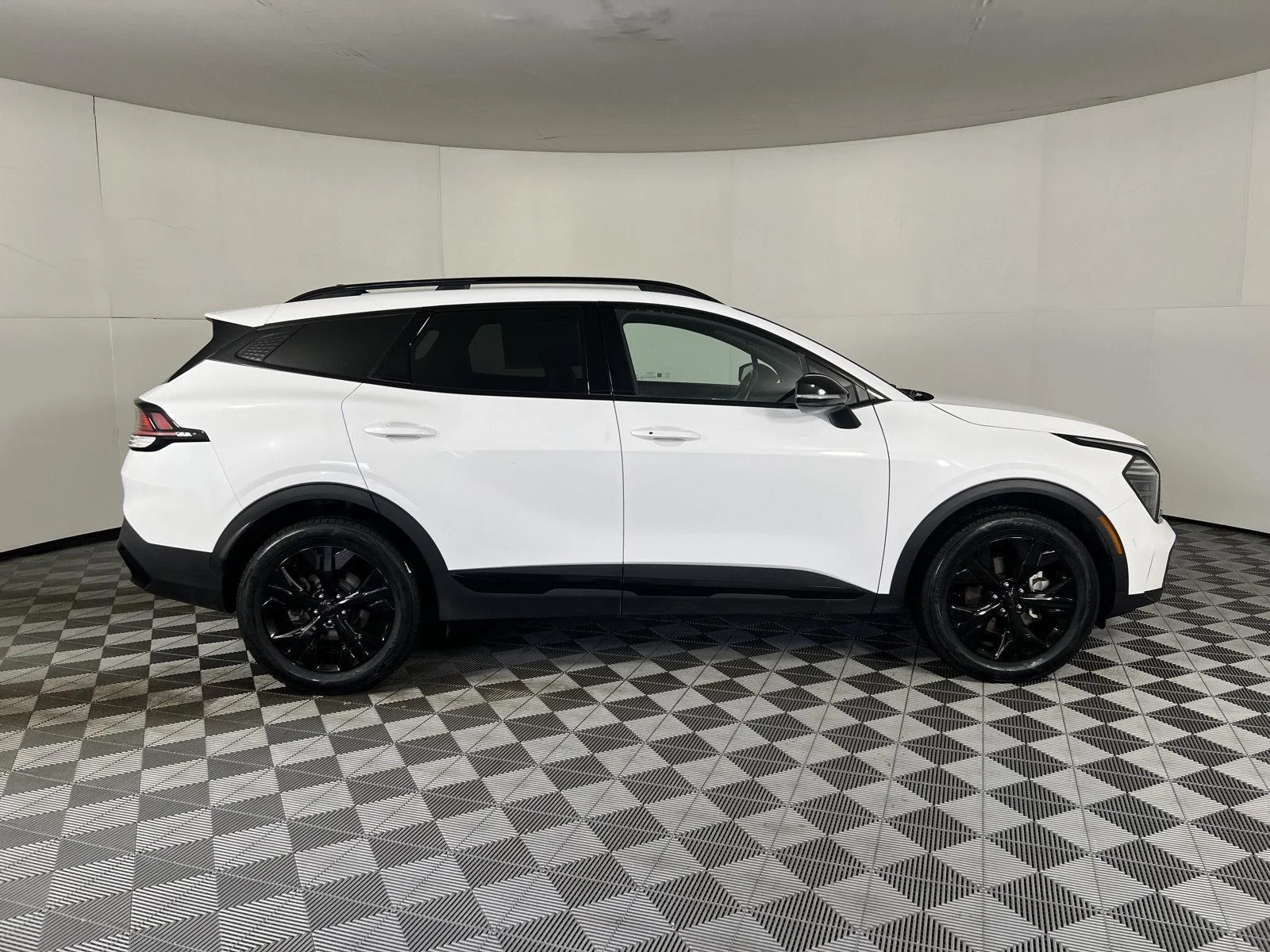 Used 2025 Glacial White Pearl Kia X-Line image 10